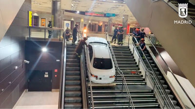 Irrumpe con un coche robado  en el intercambiador de Plaza Elíptica y se queda atrapado en las escaleras