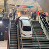 Irrumpe con un coche robado  en el intercambiador de Plaza Elíptica y se queda atrapado en las escaleras