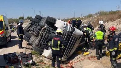 Muere un camionero tras salirse de la carretera M-404 en Torrejón de Velasco