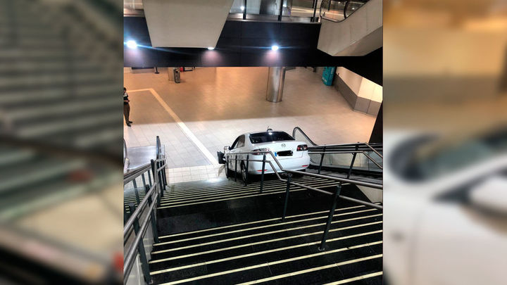 coche encajado en Plaza Elíptica / Emergencias Madrid