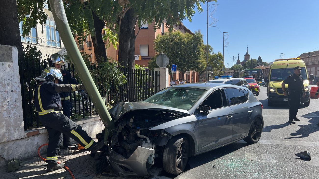 Bomberos retiran el semáforo y el coche tras el atropello de la joven