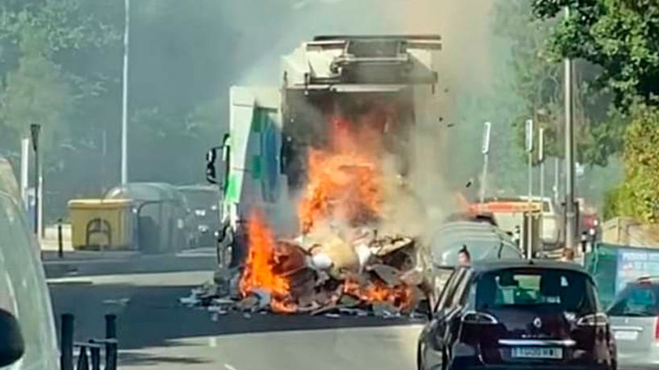 Incendio en Batán: Arde un camión de la basura y crea una importante columna de humo