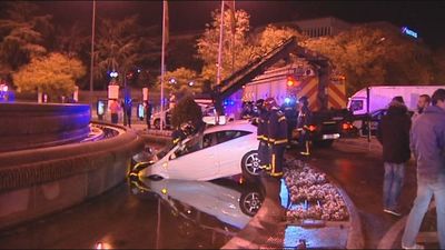 Los casos más extraños de coches empotrados de la forma más inverosímil en Madrid