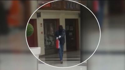 Imágenes en exclusiva del atraco a una joyería de La Gavia, en el Ensanche de Vallecas