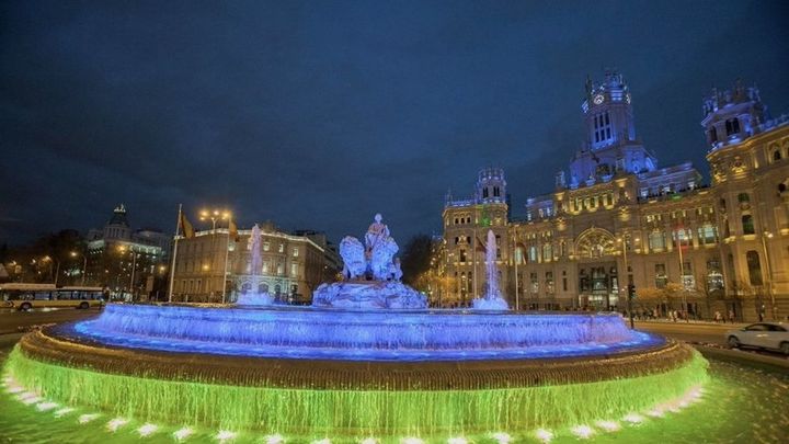 La fuente de Cibeles iluminada con los colores de la bandera de Ucrania / EUROPA PRESS