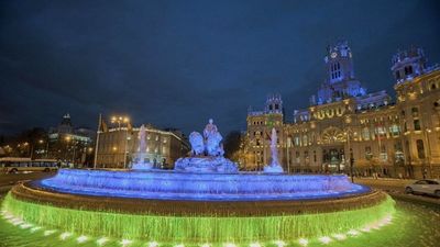 La fuente de Cibeles se tiñe con los colores de Ucrania por su Día de la Independencia