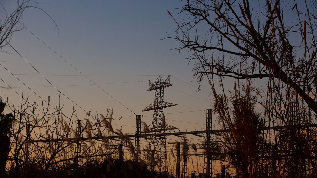 La luz da un respiro y caerá este jueves un 12% hasta 382,11 euros/MWh