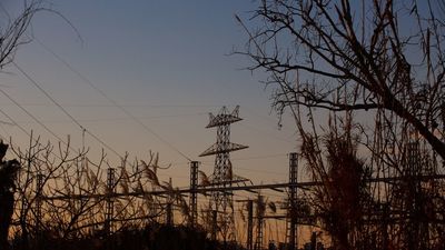 La luz da un respiro y caerá este jueves un 12% hasta 382,11 euros/MWh