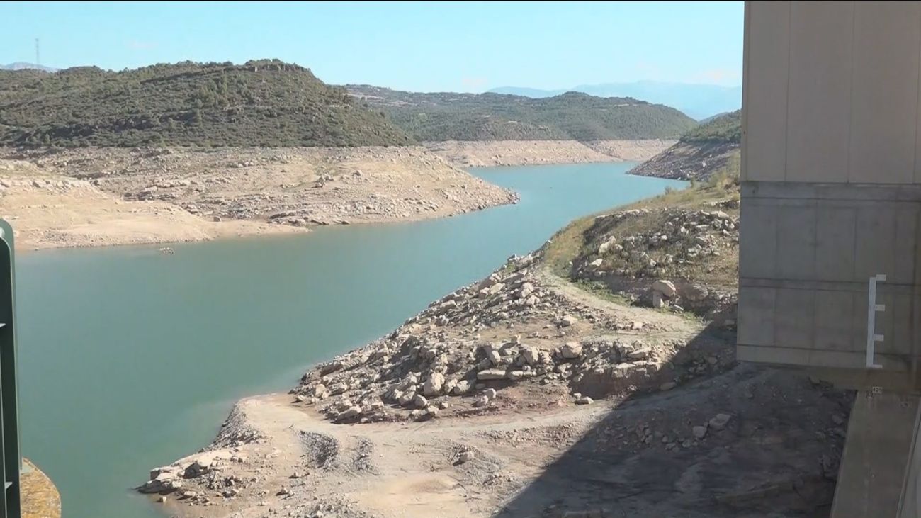 El bajo nivel del pantano leridano de Rialb obliga a parar la producción eléctrica