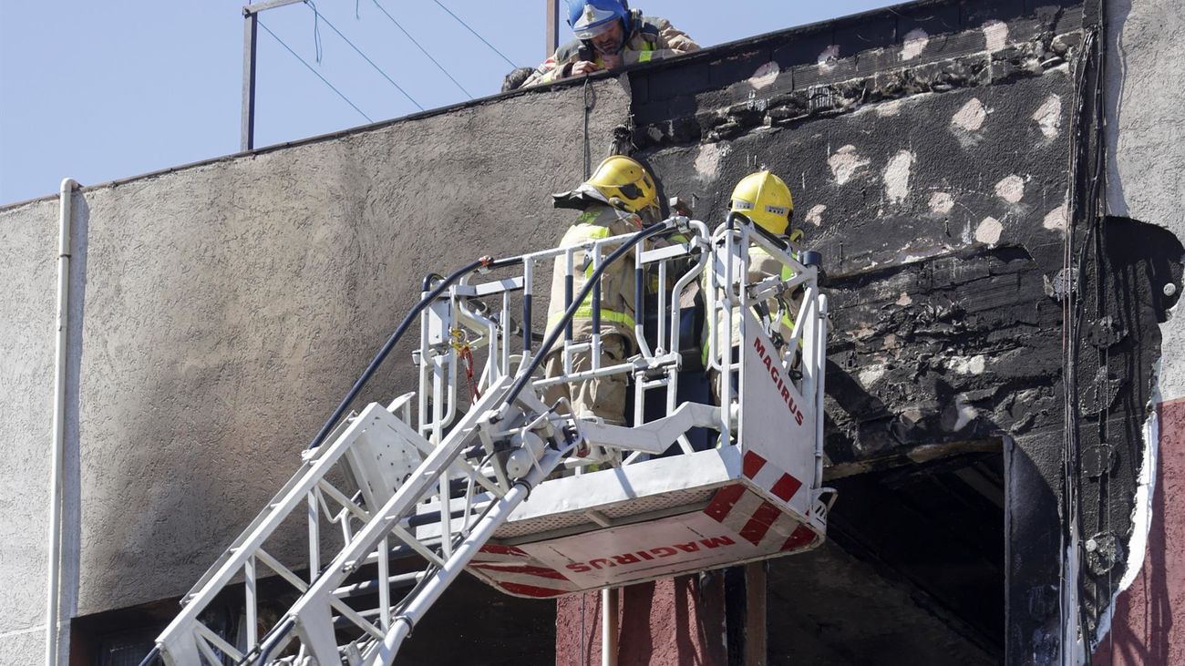 Dos menores en estado crítico tras saltar de su piso en llamas en Badalona