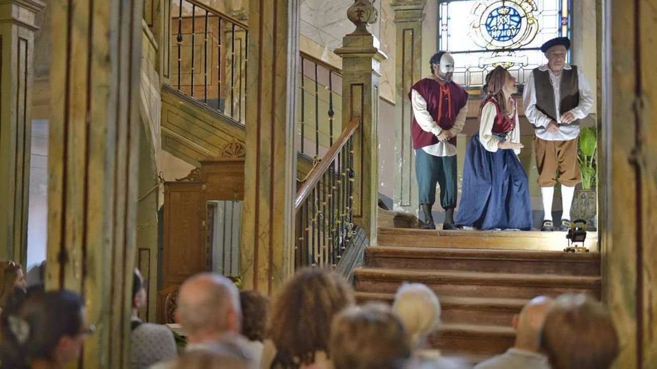 Representación de 'Don Alonso enamorado', de Cervantes, en la escalera de las Escolapias de Alcalá