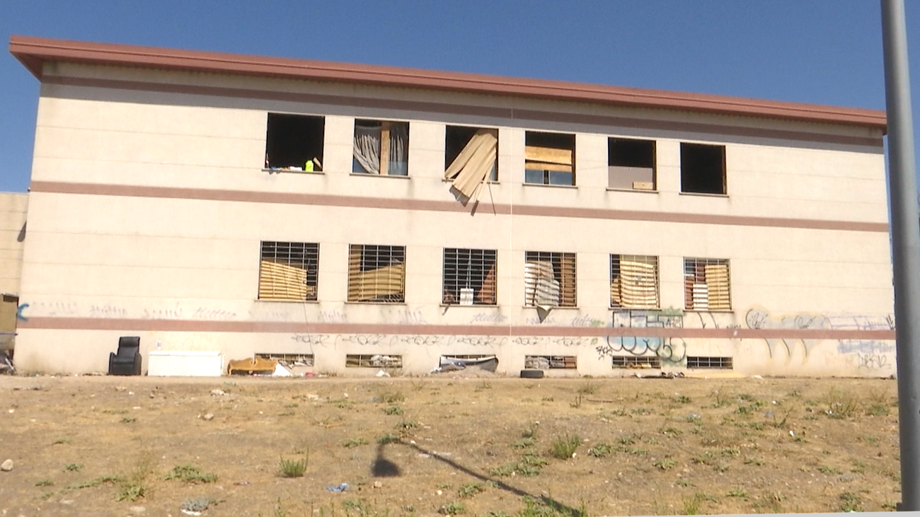 Con piscina y rodeados de basura, así viven los okupas de las naves de Torrejón de Ardoz