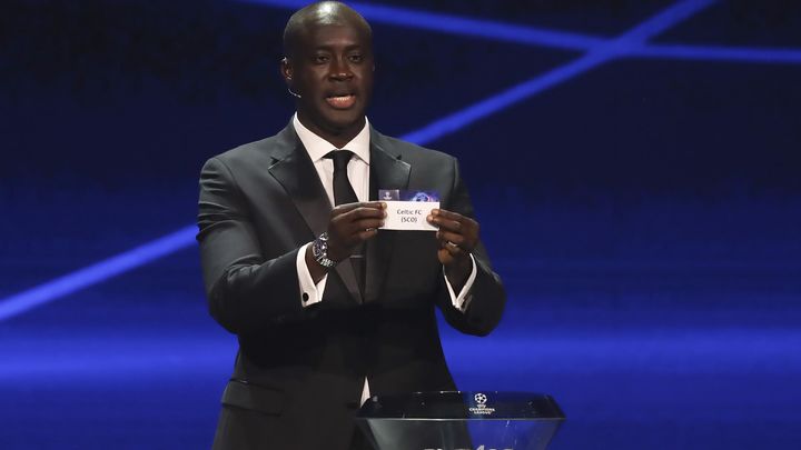 Toure Yaya mostrando el cartel del Celtic / EFE