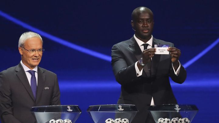 Toure Yaya mostrando el cartel del Lepzig / EFE