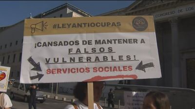 Víctimas de la 'inquiokupación' se manifiestan a las puertas del Congreso: "No los podemos echar porque los consideran vulnerables"