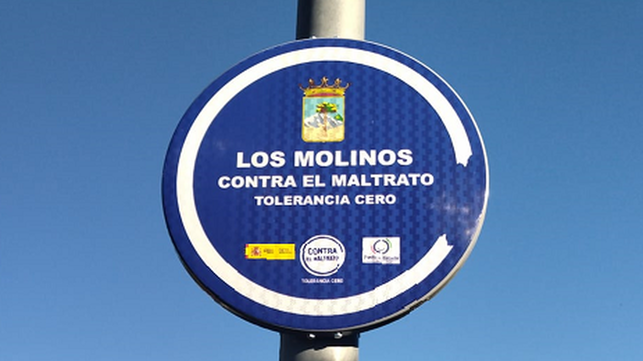 Señales de tráfico contra el maltrato en Los Molinos