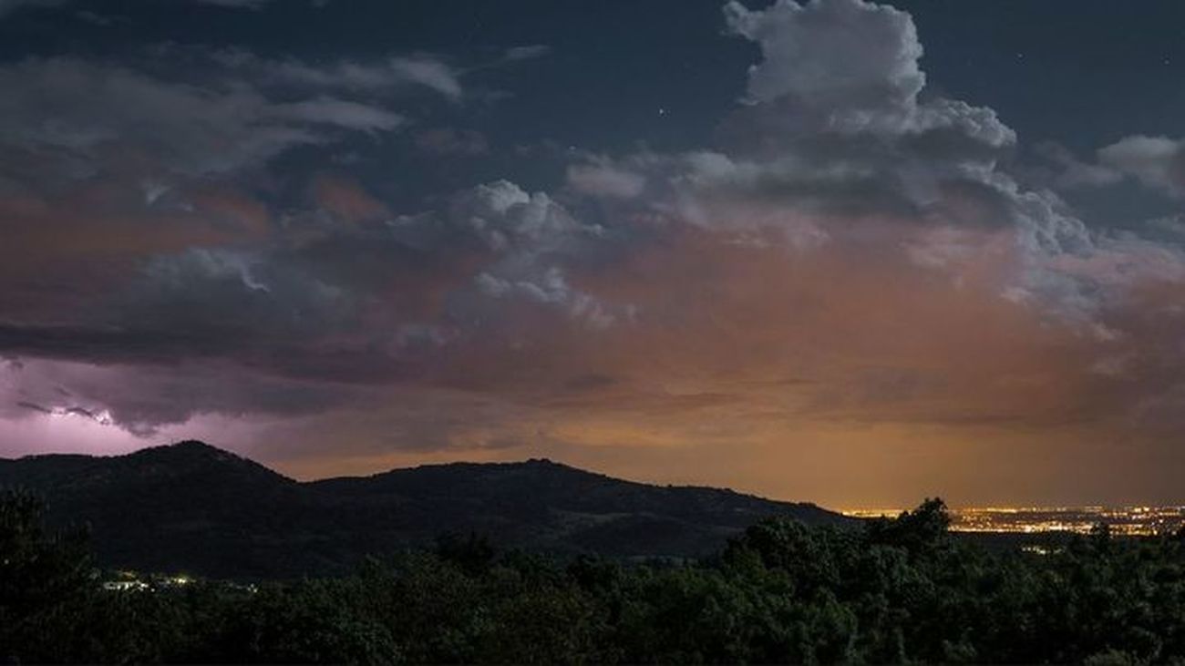 Cielo tormentoso en la vertiente madrileña de la Sierra de Guadarrama