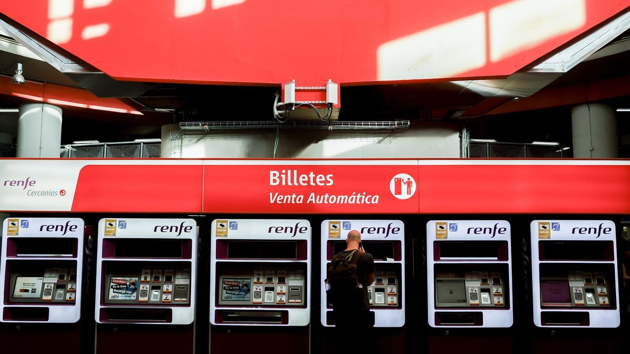 Viajeros gestionan la compra de sus abonos en una estación de Cercanías de Madrid.
