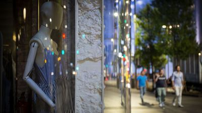 El comercio pide ampliar la hora límite de apagado de los escaparates en Navidad