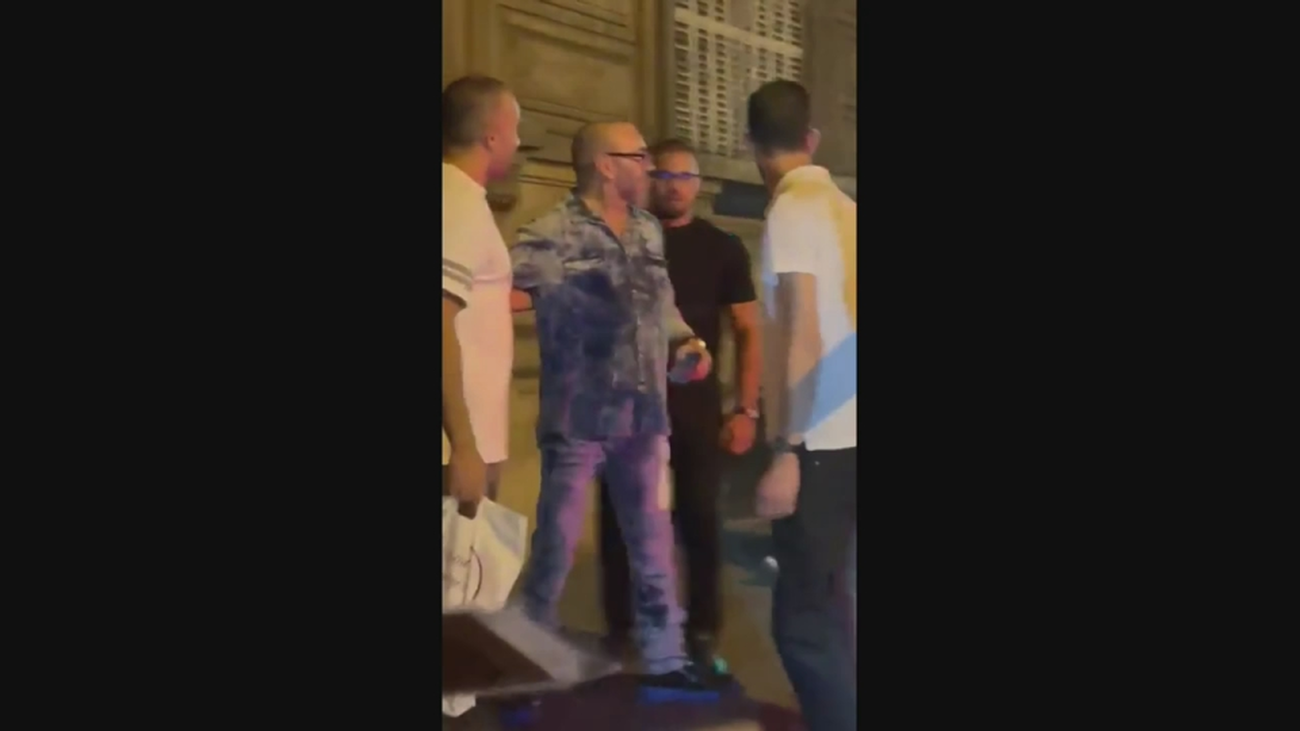 La imagen viral del día: el rey Mohamed VI, ¿borracho por las calles de París?