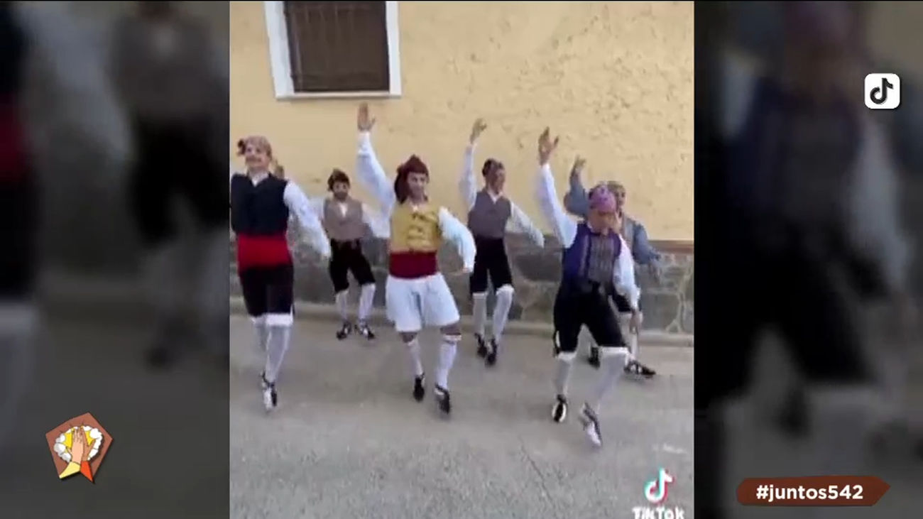 Joteros aragoneses inventan una nueva versión del 'Quédate'