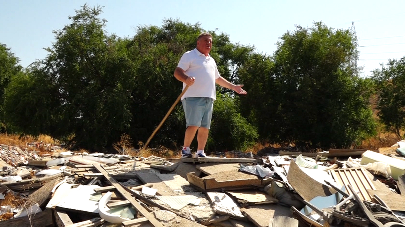 El 'azote de los vertederos', indignado por las toneladas de escombros acumulados en el Arroyo de La Gavia