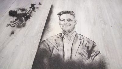 Conocemos a Jorge, el peluquero que crea retratos con el pelo que corta a sus clientes