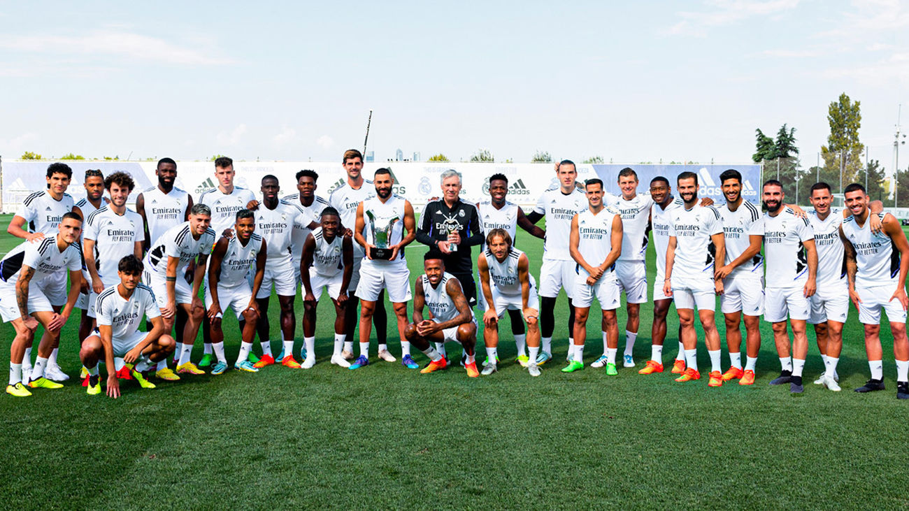 Ancelotti y Benzema brindan al equipo sus premios UEFA