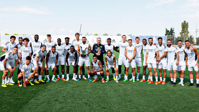 Ancelotti y Benzema brindan al equipo sus premios UEFA