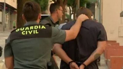 Graba como un joven propina una brutal paliza a su novia y la deja tirada en la calle