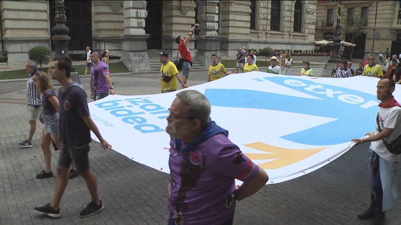 Las asociaciones de víctimas denuncian los continuos acercamientos de presos de ETA al País Vasco