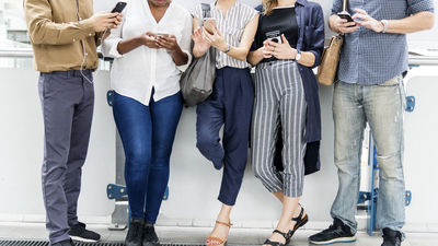 ¿Alguien ha encontrado el pantalón del chándal de mi hijo?.... Vuelven los grupos de WhatsApp de padres y te contamos cómo gestionarlos