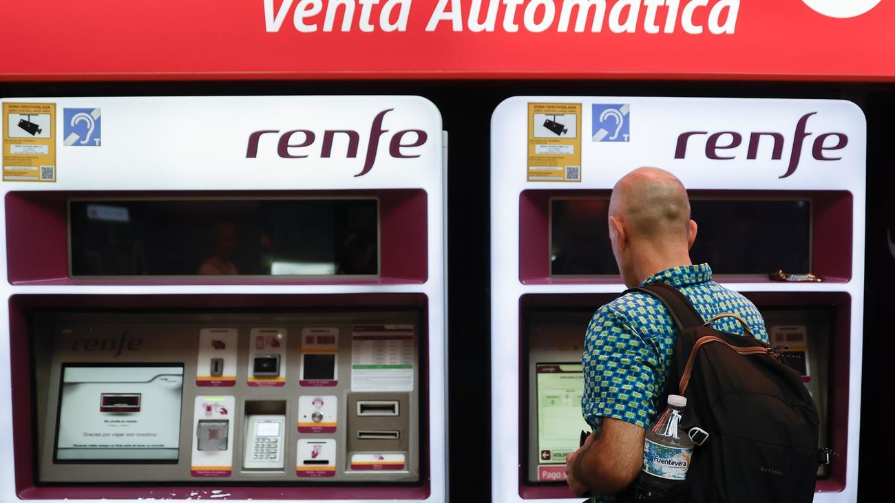 Viajeros gestionan la compra de sus abonos en máquinas  en una estación de Cercanías