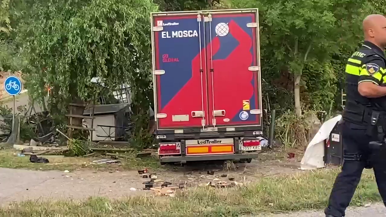 Un camión de una empresa española se empotra en una barbacoa vecinal