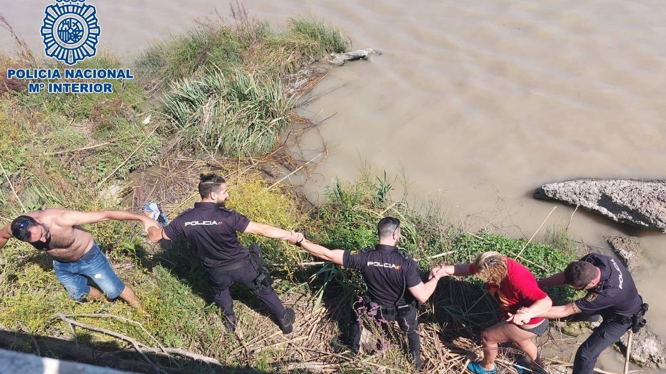 Salvan a una mujer de morir ahogada haciendo una cadena humana en Sevilla