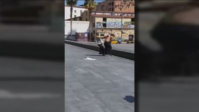 Las terribles imágenes de un apuñalamiento a plena luz del día en el Raval de Barcelona