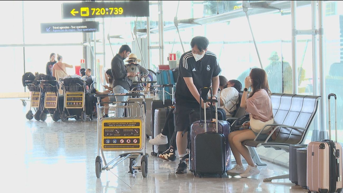 Consumo investiga a siete aerolíneas de bajo coste por su política de equipajes de mano y asientos