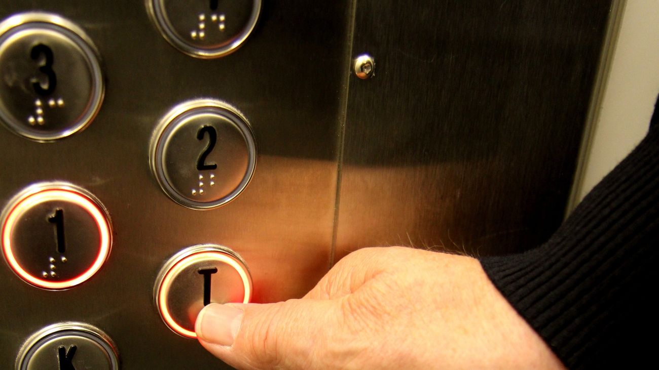 La conversación en el ascensor sólo da para hablar del tiempo ¿Quieres conocer mejor a tus vecinos?