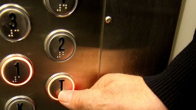 La conversación en el ascensor sólo da para hablar del tiempo ¿Quieres conocer mejor a tus vecinos?