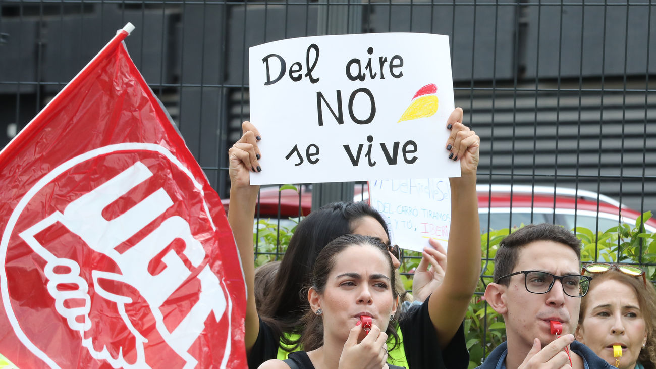 Tripulantes de cabina de Iberia express en una manifestación