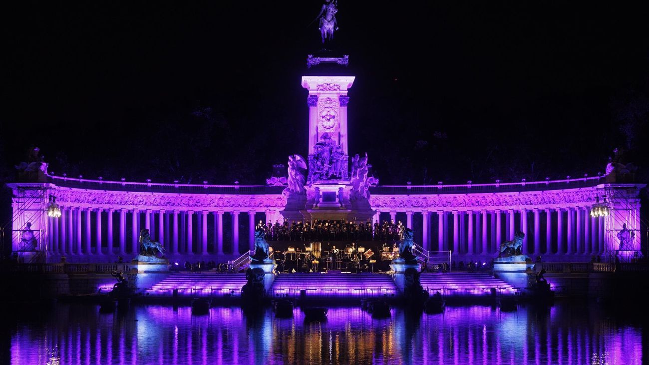 Una grandiosa Carmina Burana despide desde el lago del Retiro los Veranos de la Villa