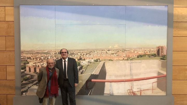 Antonio López posa en 2018 junto a Ángel Gabilondo ante su cuadro 'Madrid desde la torre de bomberos de Vallecas', expuesto en la sede de la Asamblea de Madrid / EUROPA PRESS