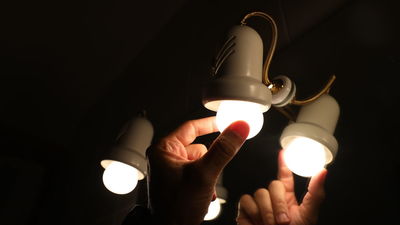 El precio de la luz, con 459,4 euros/MWh, alcanzará este martes su tercer máximo histórico