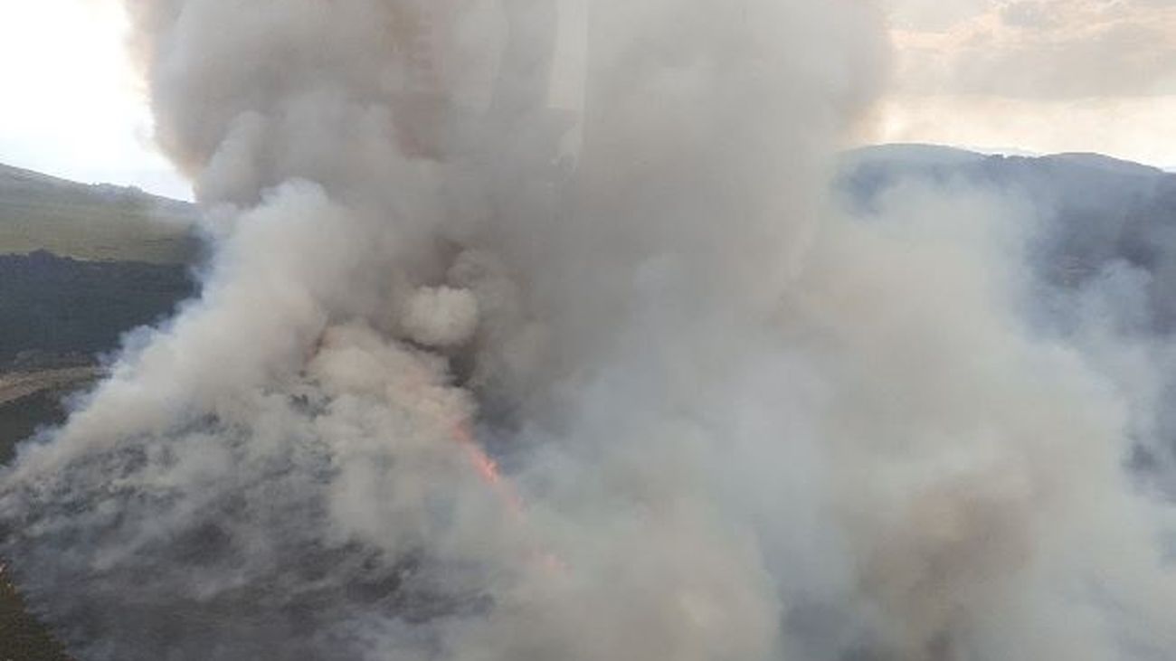 Incendio en el Campo de Tiro del Teleno en una imagen del sábado 27 de agosto