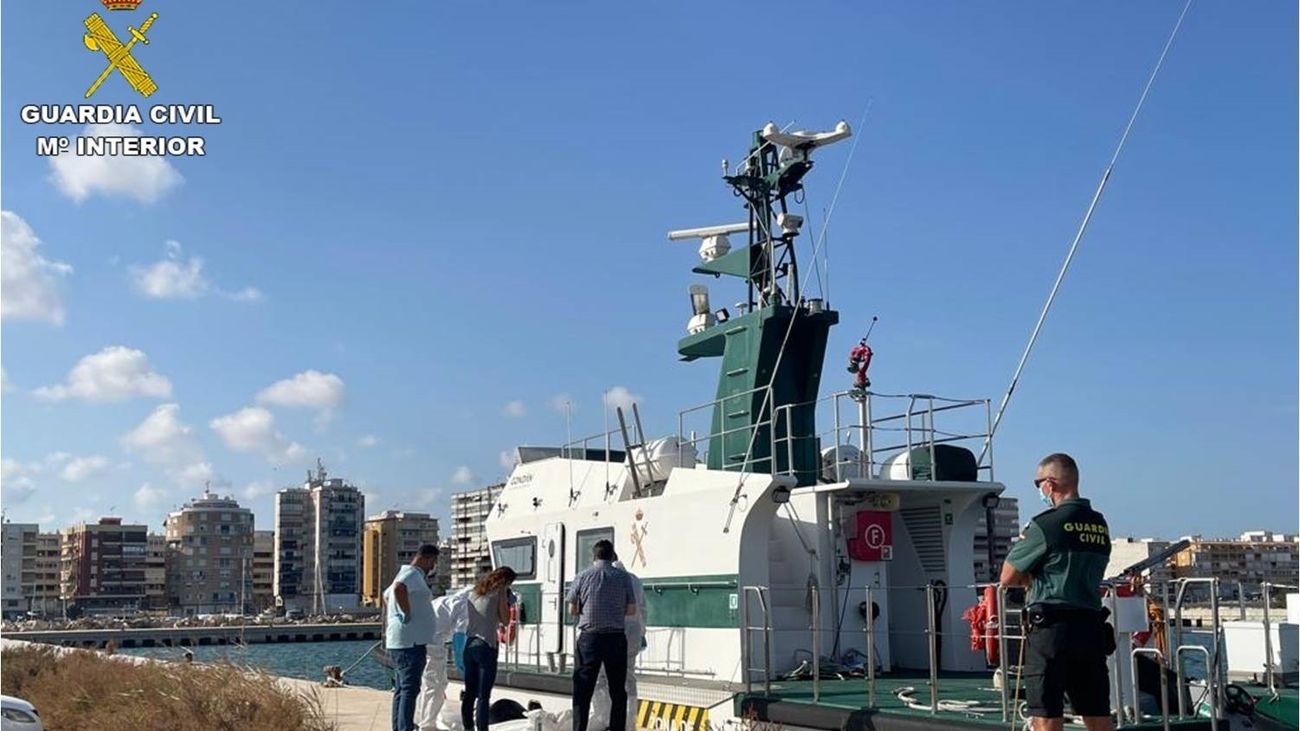 Desembarque de cadáveres en puerto por la Guardia Civil
