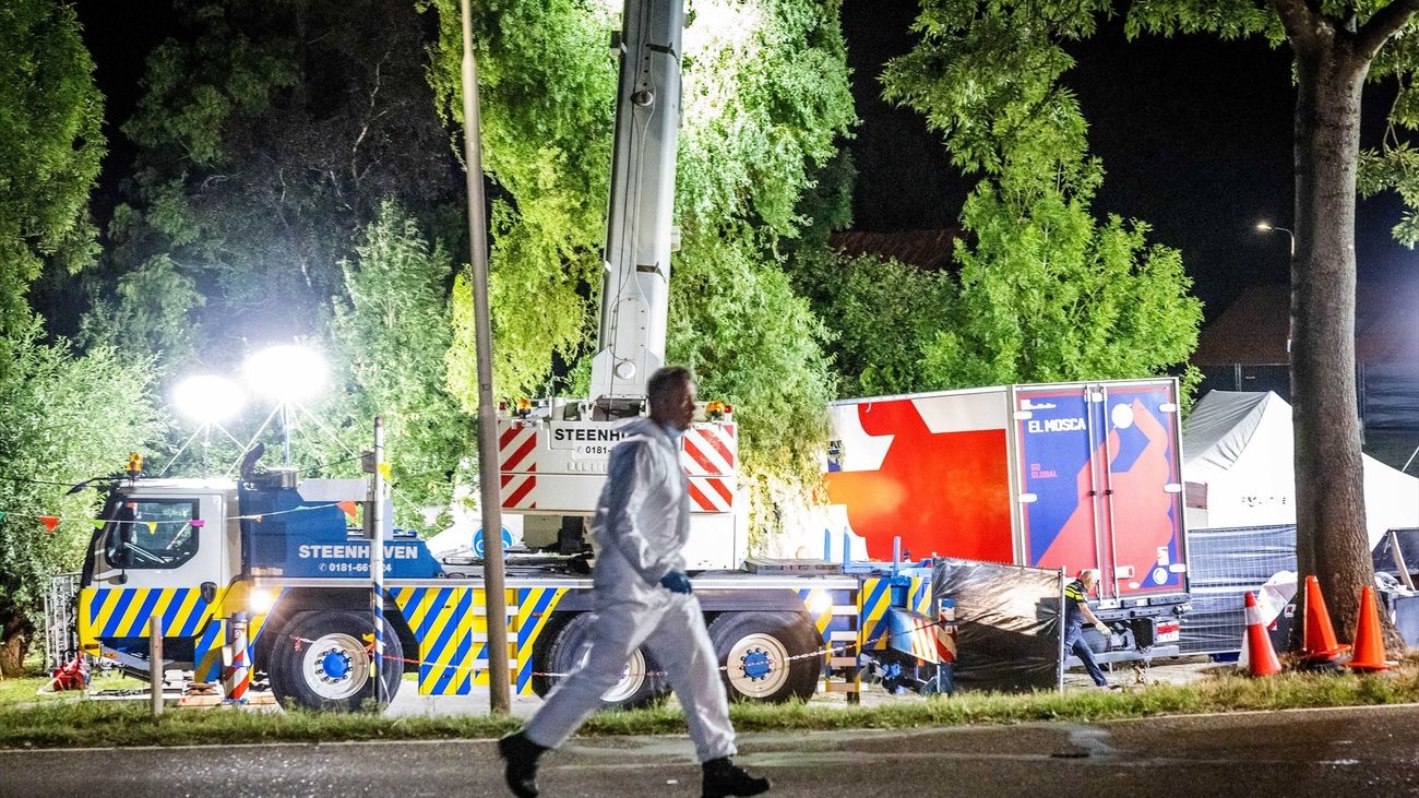 Los equipos de rescate trabajan en la escena de un accidente donde un camión español irrumpió en una celebración, causando la muerte de varias personas