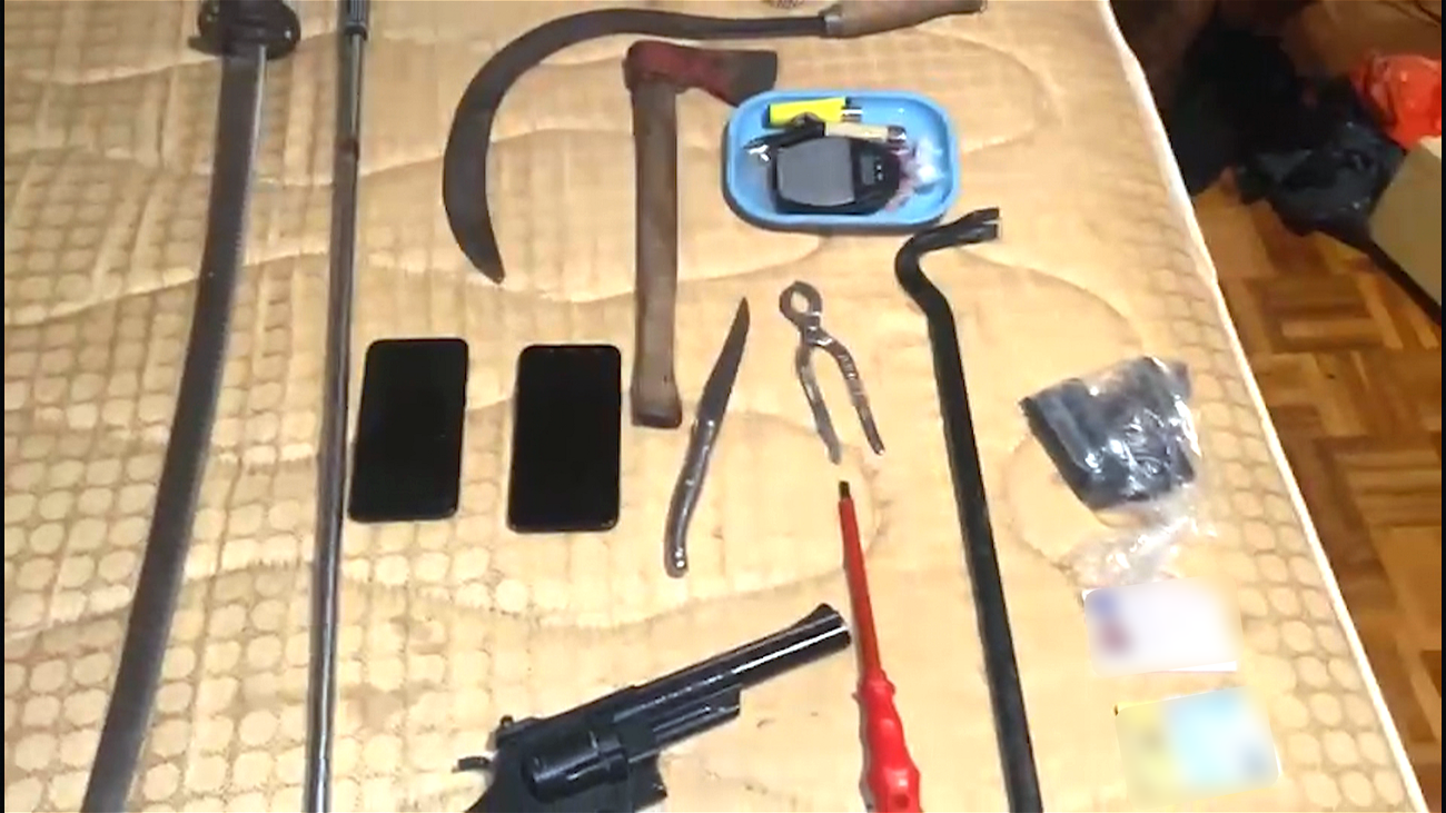 Encuentran un arsenal de armas en la vivienda okupada de Villaviciosa de Odón