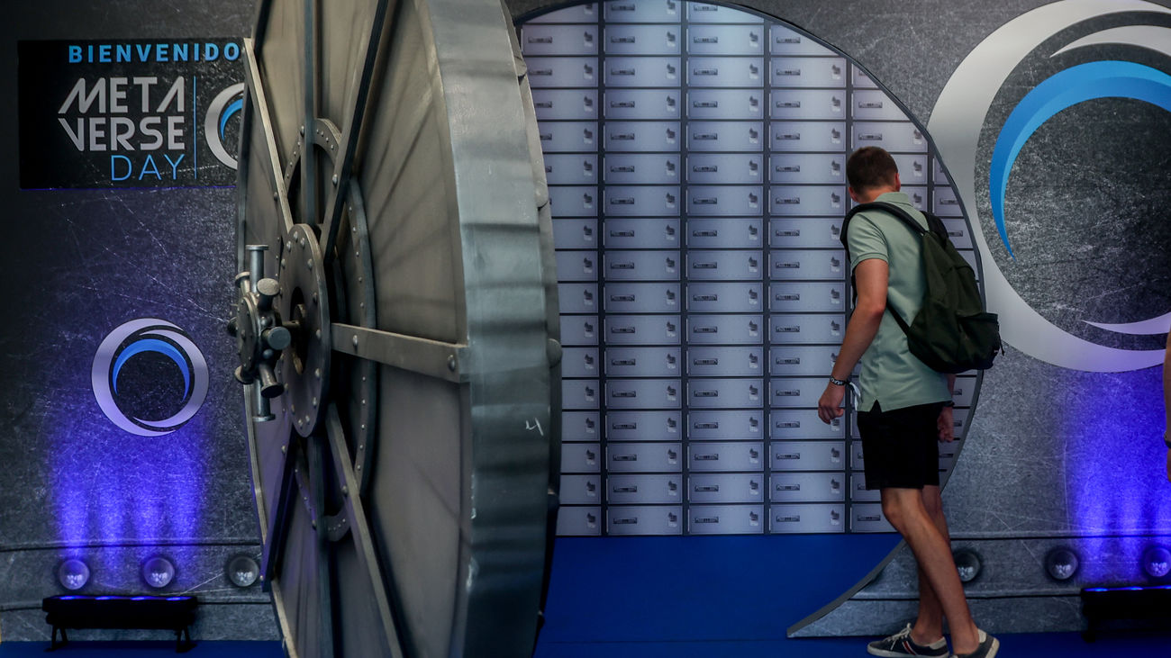 Asistente al evento del WiZink Center de criptomonedas