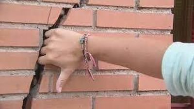 Comienza la instalación de 'fisurómetros' en las casas afectadas por el metro en San Fernando