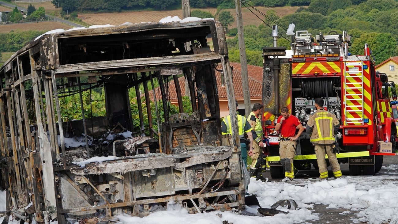 Muere un bombero en prácticas atropellado por un autobús en llamas